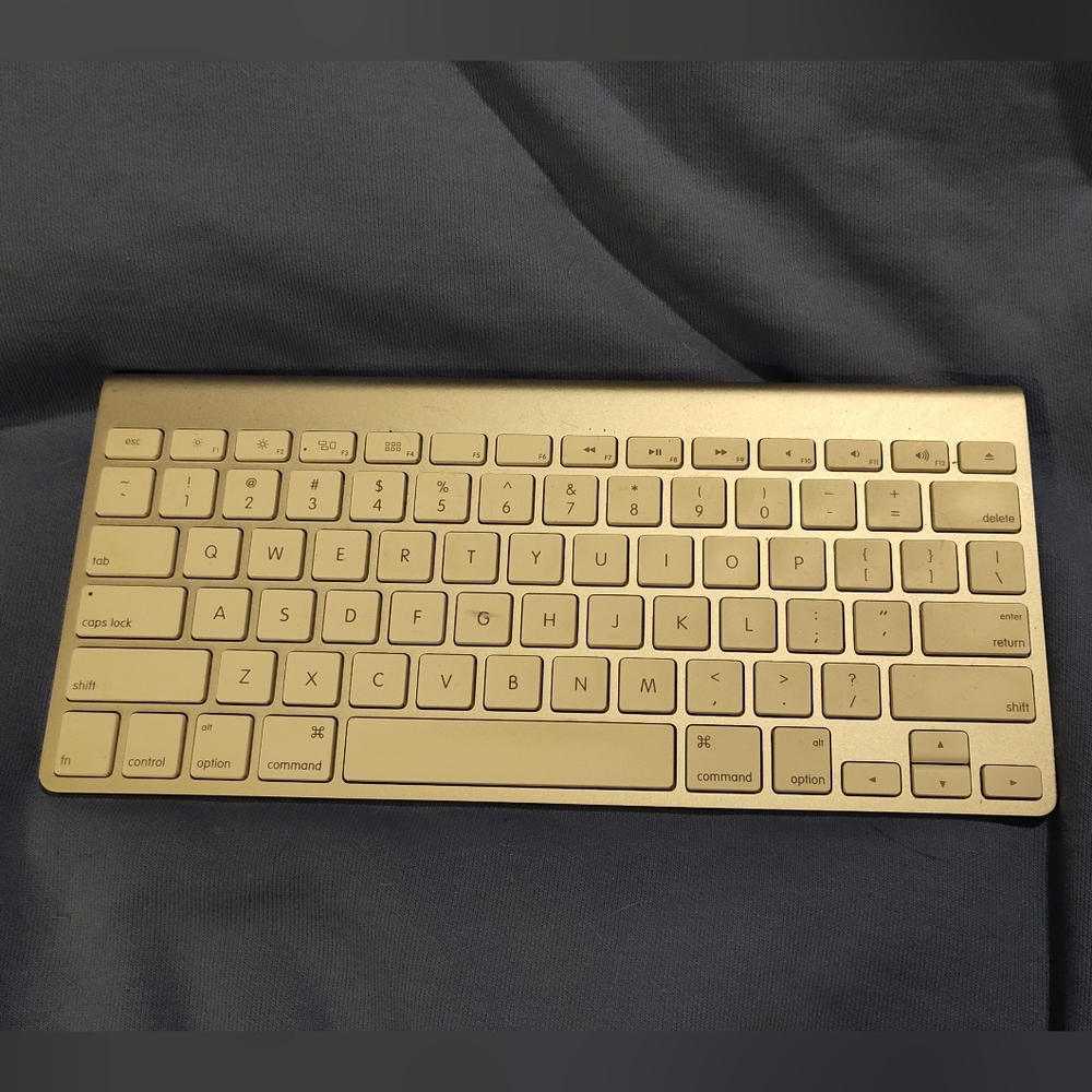 Like-New APPLE Wireless Keyboard